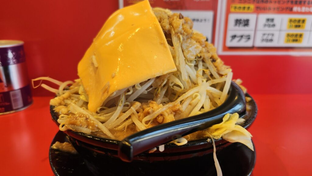 限界を超えろ青森のラーメン豚入り一枚、野菜マシマシ他全マシチーズtp