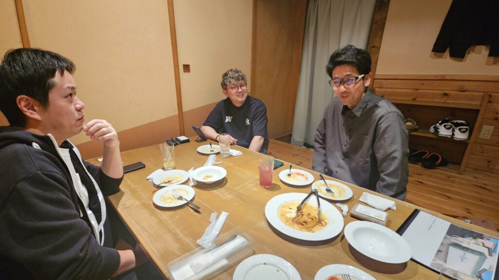 密会の現場、4STERVIVA代表、ハナゾノBASEの二人。
