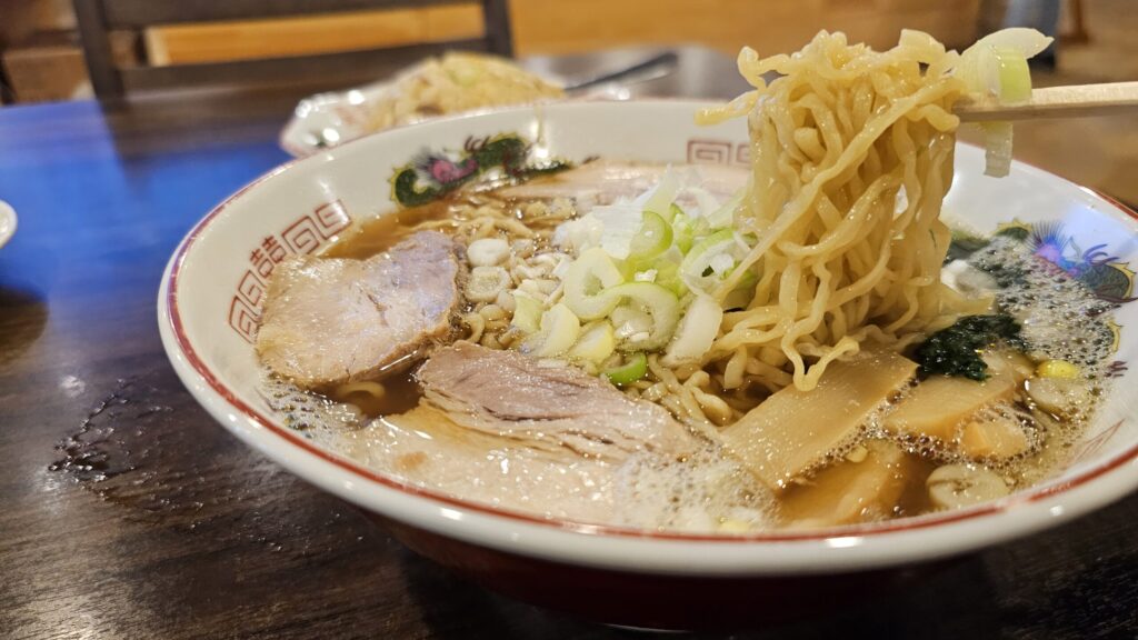 浪岡、中華そば 純の 細麺リフトアップ