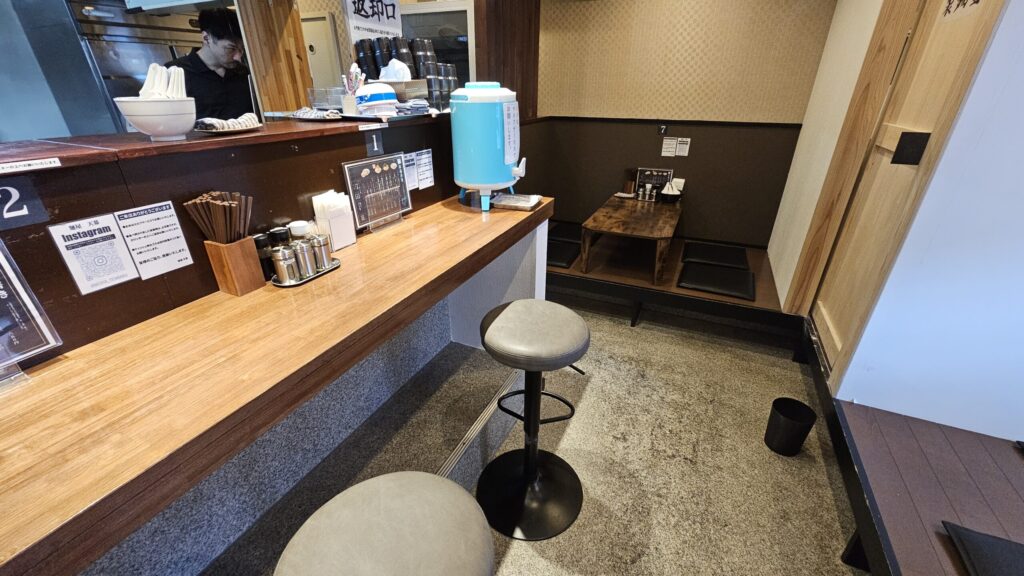 店内の様子。カウンター席