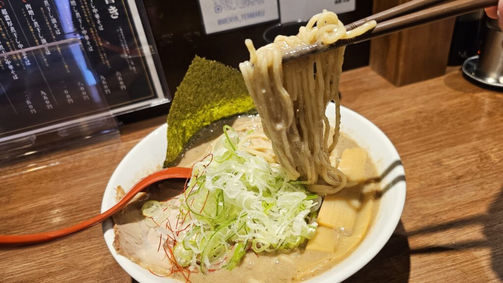 おのむら直伝の麺。しかも長い。