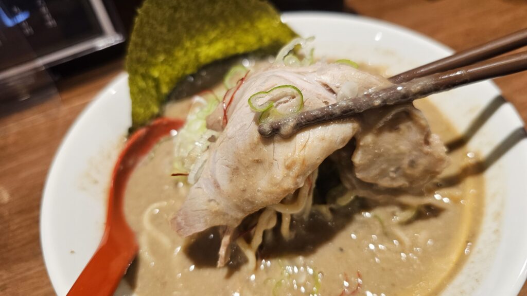 まるでドレスのような薄切りチャーシューの図。