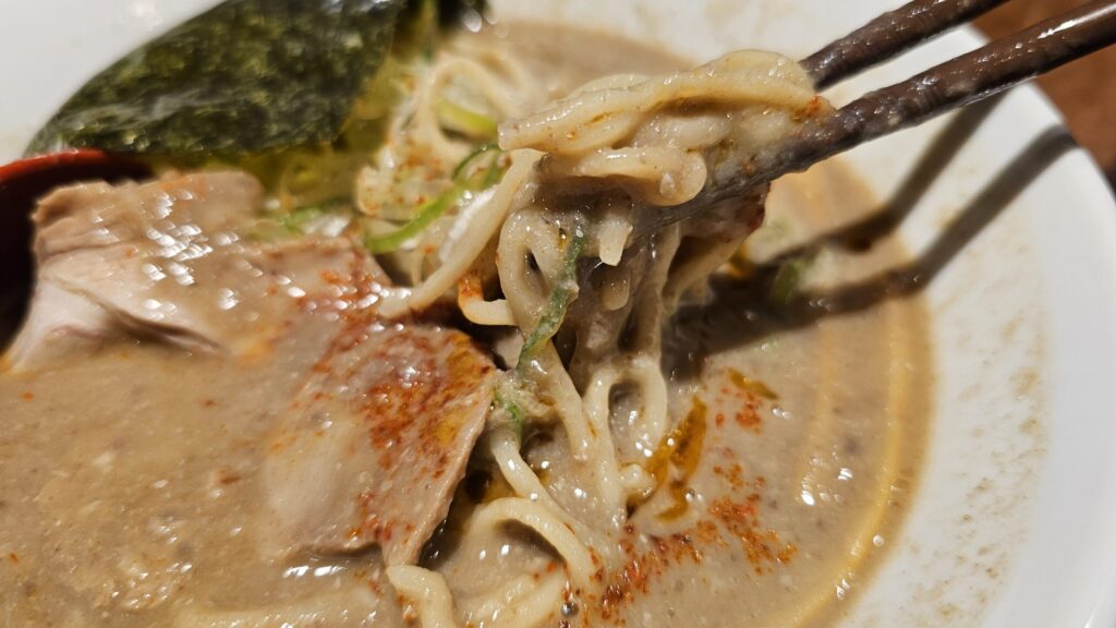 ラー油をお試しでかけている図。