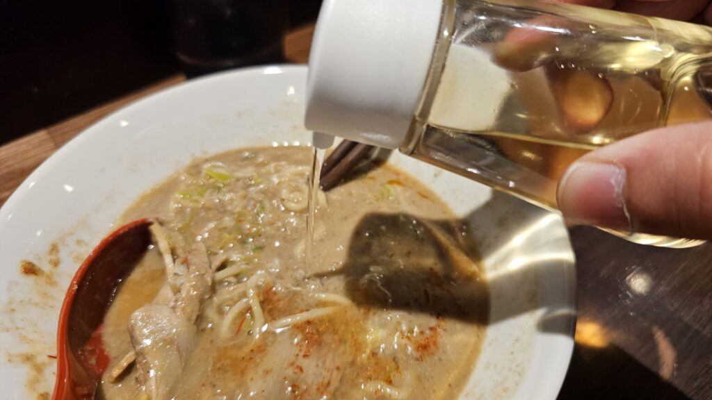専用酢をかけている図。