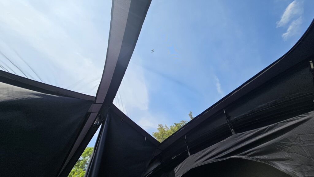 beetle16　天窓から空を眺めて、飛行機発見