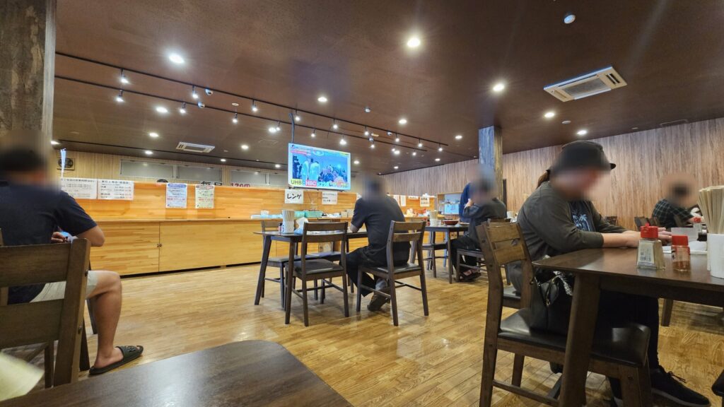 4人掛けテーブル席メインの店内